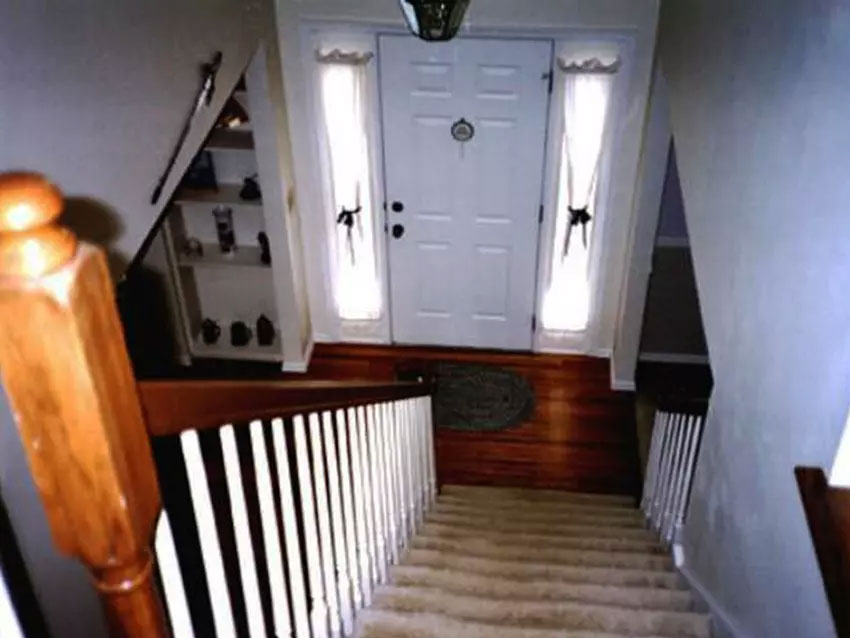 Tránh làm cầu thang thẳng hàng với cửa ra vào nhà