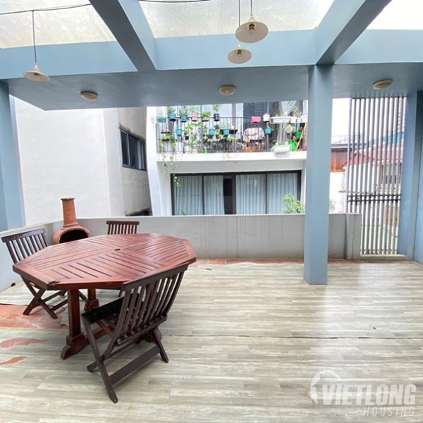 Cho thuê nhà 4 phòng ngủ tại Tây Hồ, đầy đủ nội thất, sân thượng rộng rãi