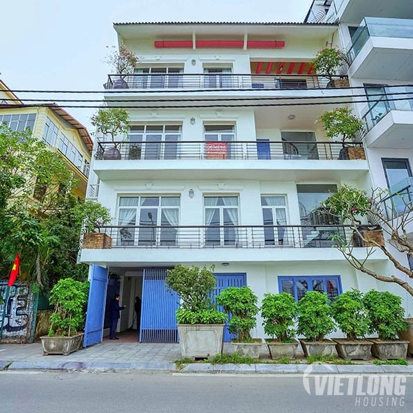 Biệt thự đẹp mặt hồ Tây cho thuê, view thẳng ra hồ Tây, không khí trong lành