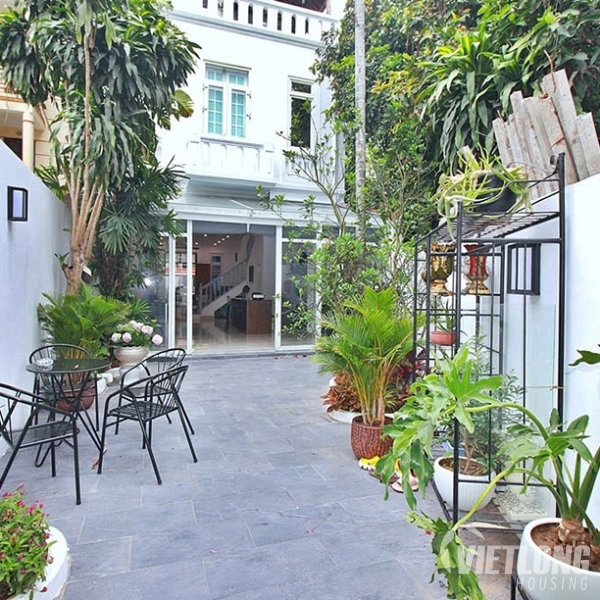 Nhà Đẹp Đầy Đủ Nội Thất Với Vườn Ấm Cúng Cho Thuê Tại Quận Tây Hồ
