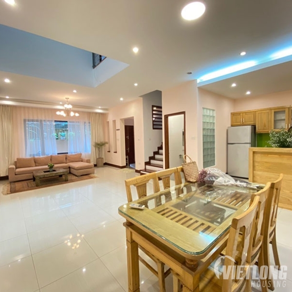 Nhà nằm trên đường Tây Hồ cho thuê đầy đủ nội thất, 4 phòng ngủ