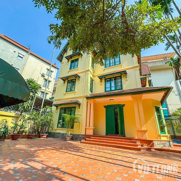 Cho thuê ngôi nhà đẹp, ấm áp với sân vườn rộng và bể bơi ngoài trời ở Tây Hồ