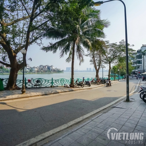 Cho thuê văn phòng 179m2 tại phố Quảng An mặt hồ Tây