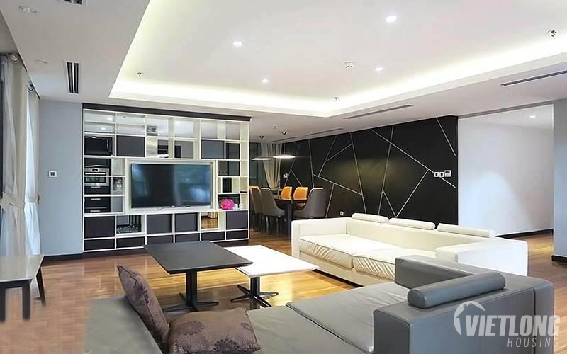 Cho thuê căn hộ dịch vụ cao cấp tại phố Trần Hưng Đạo, 3 phòng ngủ, hiện đại
