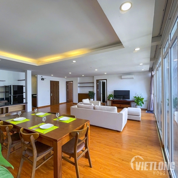 Cho thuê căn hộ 3 phòng ngủ rộng rãi,ban công view hồ Tây