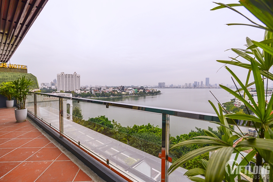 Cho thuê căn hộ 2 phòng ngủ view hồ Tây