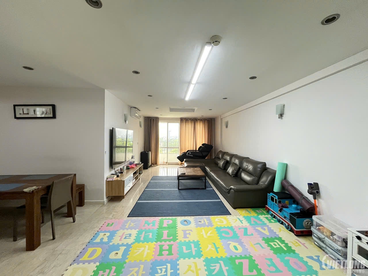 Cho thuê căn hộ 182m2, nội thất cơ bản tòa P ciputra hà nội
